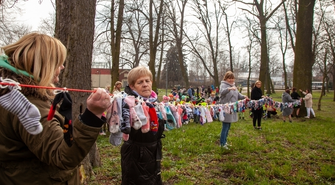 - na drzewach zawisły kolorowe skarpetki (FOTO)