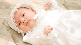 Jak dobrać odpowiednie ubrania do chrztu dla dziewczynki?