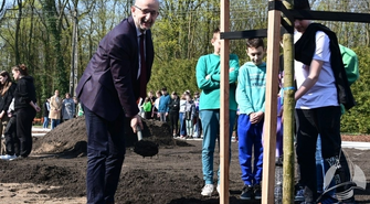 Burmistrz Sławy zasadził drzewo