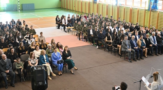 ZSP Sława: Oficjalne pożegnano maturzystów i przekazano nowy sztandar