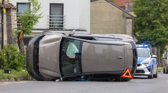 Wschowa. Elektryczny Hyundai wylądował na boku! (FOTO)