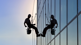 Jakie są najczęstsze przyczyny wypadków podczas prac na wysokościach?