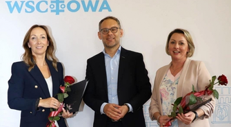 B. Stachowska i A. Huzar z aktami mianowania na stanowisko dyrektora