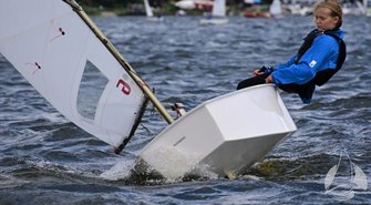 Żeglarskie zmagania na Jeziorze Sławskim (FOTO)
