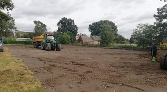 Przy szkole w Jędrzychowicach powstaje boisko trawiaste (FOTO)