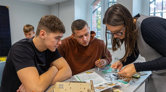 Uczniowie ze „Staszica” uczą się w nowej pracowni. O takim wyposażeniu marzą inne szkoły (VIDEO)