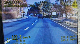 Kierowca BMW X3 pożegnał się z prawem jazdy. Przekroczył prędkość o 72 km/h