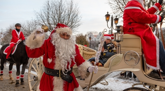 Na otwarcie lodowiska we Wschowie przybył sam św. Mikołaj. Miał prezenty dla każdego dziecka (ZDJĘCIA)