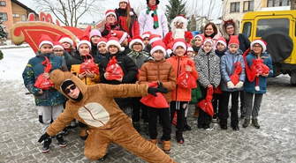 Mikołaj w podróży po gminie Sława. Odwiedza dzieci i rozdaje prezenty (ZDJĘCIA)