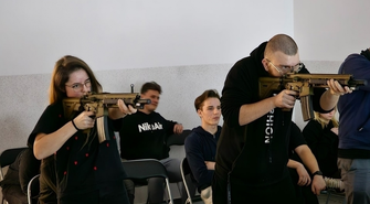 Na wirtualnej strzelnicy w Sławie odbyły się pierwsze zawody. Młodzież rywalizowała o Puchar Dyrektora (ZDJĘCIA)