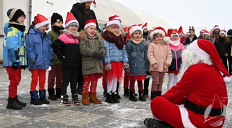 Orszak Mikołaja dotarł do Krzepielowa i Starego Strącza. Mikołaj odwiedził też przedszkolaki ze Sławy (ZDJĘCIA)