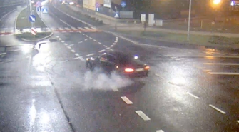 Kamera monitoringu zarejestrowała sceny jak z filmu. Pijany Gruzin urządził rajd po ulicach Leszna 