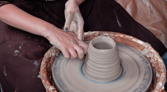 Ceramika dla każdego! CKiR do „Pracowni Ceramicznej” zaprasza dzieci i dorosłych