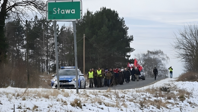 Ze Sławy do Przybyszowa w hołdzie ofiarom. W Marszu Pamięci wzięło udział 80 osób (FOTO)