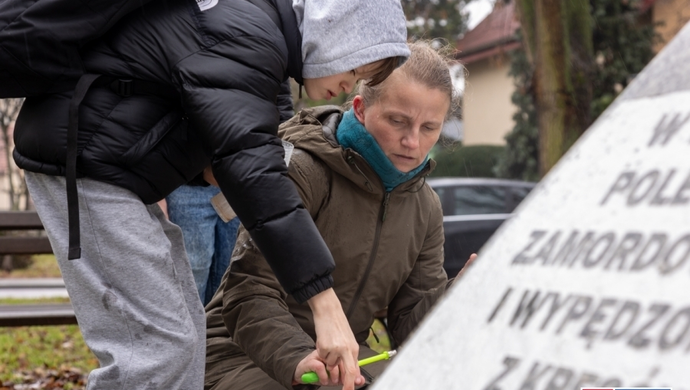 Uczniowie uczcili pamięć ofiar zbrodni w Parośli. Agnieszka Mała: „Nie bójmy się rozmawiać z młodymi ludźmi o historii”