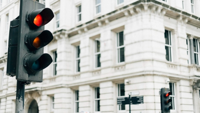 Wizualne wskazówki: Zastosowanie lampki i kolumny sygnalizacyjnej w przemyśle