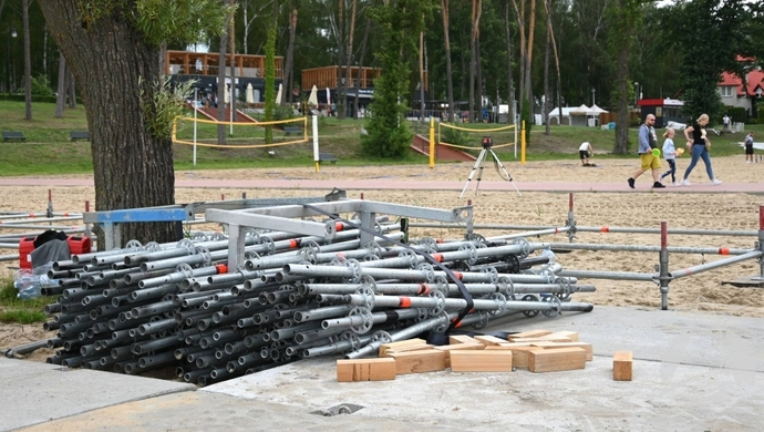 Rap Stacja Festiwal 2024. W Sławie ruszyła budowa festiwalowego miasteczka