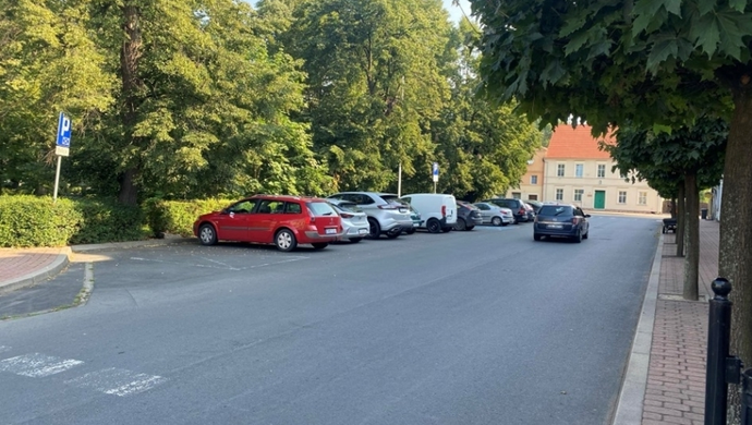 Przycinanie drzew w Szlichtyngowej. Parking przy Poczcie zamknięty