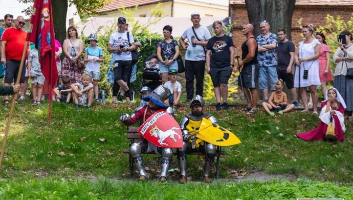 Jako Wschowa w czasie się cofnęła, a lud łuki nad owe śmieszne pudełka zwane „smartfonami” przedkładał
