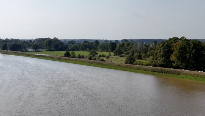 Policja przypomina o zakazie „turystyki powodziowej”. Za chodzenie po wałach nawet 5 tys. zł kary