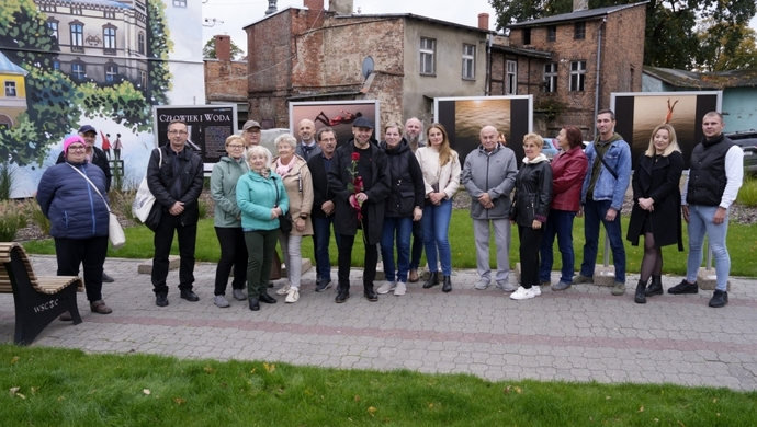 Wystawa fotografii Adama Śliwińskiego odsłonięta. „Człowiek i woda”
