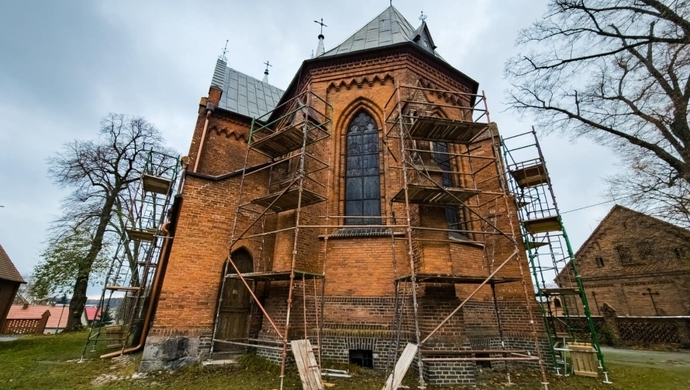Ruszyły prace przy kościele w Lginiu. Wieża i fasada przejdą konserwację