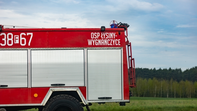 Pożar w Łysinach. Jedenaście zastępów strażaków walczyło z ogniem