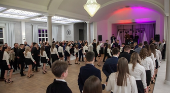 I LO Wschowa znów zaskakuje. Szkoła organizuje „Studniówkowy savoir-vivre” dla maturzystów