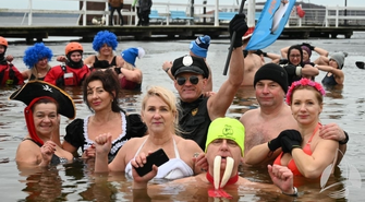 W Sławie odbył się VI Zlot Morsów. Ponad 200 osób weszło do lodowatej wody dla Nikosia (FOTO)