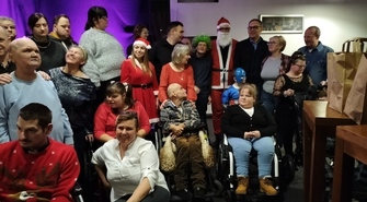 Stowarzyszenie „Pomocna Dłoń” zorganizowała spotkanie Mikołajkowo-Noworoczne (ZDJĘCIA)