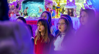 Pod szopką w Klasztorze odbyło się wspólne kolędowanie. Wystąpili młodzi artyści (VIDEO)