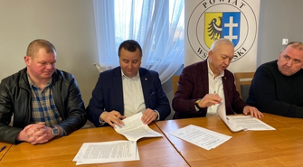 Powiat Wschowski wyremontuje chodnik w Starym Strączu. Właśnie podpisano umowę