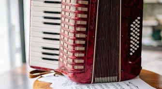 Akordeon: Harmonia dźwięków w skrzydłach balansu