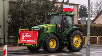 Rolnicy blokują drogi w proteście. Przez Wschowę przejechały kolumny ciągników (VIDEO)