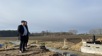 Budowa mostku nad Rowem Krzyckim wznowiona. Starosta Bielawski: „Intensywne prace już tutaj trwają”