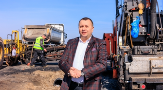 Asfalt na nowej ścieżce rowerowej już się układa! A. Bielawski: „Wielu mówi o koncepcjach, ja pokazuję realne działania”