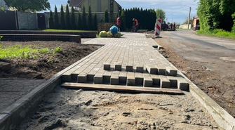 W Przyczynie Dolnej układają ostatnie metry nowego chodnika (FOTO)