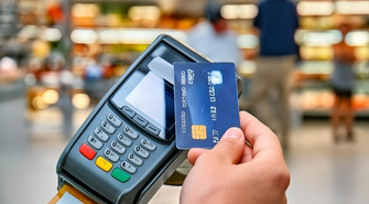 Płacił znalezioną kartą płatniczą, jak gdyby nigdy nic. Policja odnalazła go w pracy