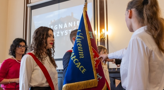 Świadectwa rozdane, matury przed nimi. Uczniowie I LO we Wschowie żegnali szkolne mury (FOTO)