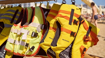 Kamizelka ratunkowa czy asekuracyjna? Jaką wybrać?