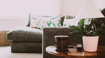 Praktyczne porady dotyczące wyboru stolika kawowego do Twojego salonu