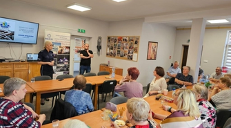 Seniorzy kontra cyberzagrożenia. Policja ostrzega przed oszustami