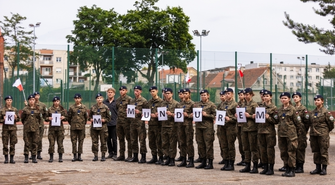 Uczniowie „Staszica” oddali hołd zmarłemu żołnierzowi Mateuszowi Sitkowi. „Murem za polskim mundurem”