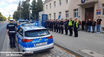 Przed siedzibą KPP Wschowa oddali hołd sierżantowi Sitkowi. „Cześć Jego Pamięci!”