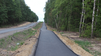 Rozbudowa drogi Sława-Lipinki nabiera tempa. Ścieżka pieszo-rowerowa już niemal gotowa