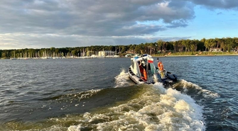 Policjanci wyliczają zasady panujące nad jeziorem. „Z wodą nie ma żartów”
