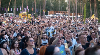 Festiwal Rap Stacja 2024 rozpoczęty. Tłumy nad Jeziorem Sławskim [ZDJĘCIA]