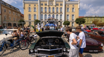 Klasyczne pojazdy znów na wschowskim rynku. Retro Rynek pamięci „Tivisa” [FOTO]