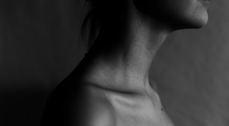 Wampirzy lifting, mezoterapia czy mikrodermabrazja? Przewodnik po zabiegach odmładzających