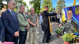 Wschowa solidarna z Ukrainą. Burmistrz Antkowiak uczcił Dzień Niepodległości w Delatynie